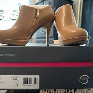 Beautiful Vince Camuto camel heels